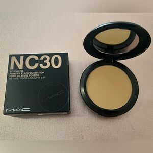 Mac Studio Fix Powder Plus foundation NC 30